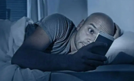 男子躺床玩手机失手砸眼 致视网膜脱离险些失明