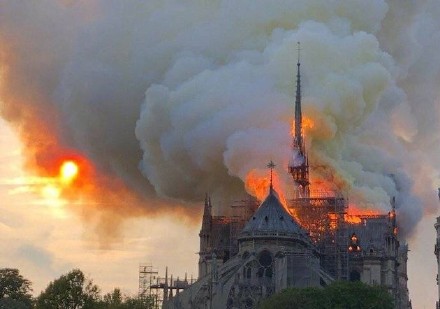 巴黎圣母院起火800年古迹遭厄运 马克龙表示将众筹重建