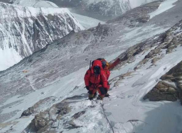 珠峰身高将更新！国家高程测量登山队站上喜马拉雅之巅