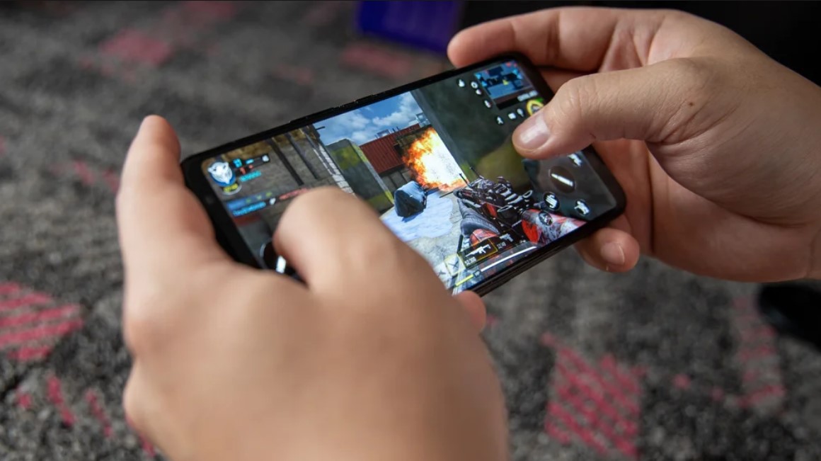 华硕ROG游戏手机3 IGN 8分：配件超多性能顶级手游必备