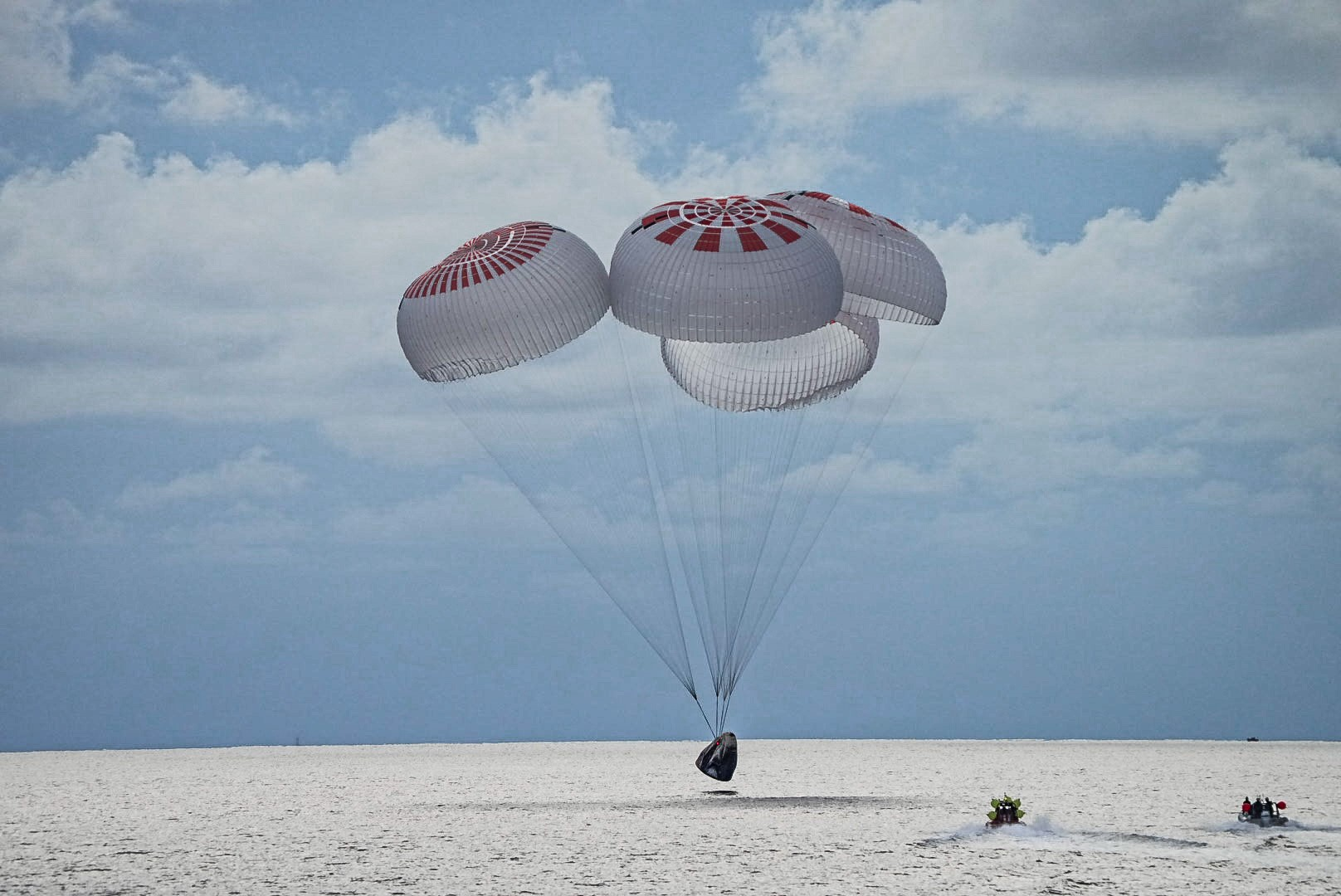 全程无专业宇航员 SpaceX全平民太空旅行团返回地球