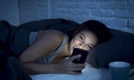 研究显示：睡前玩手机8分钟兴奋超1小时