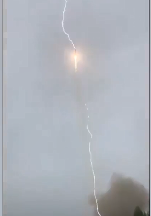 火箭中的战斗箭 俄罗斯火箭升空时被闪电击中仍发射成功 