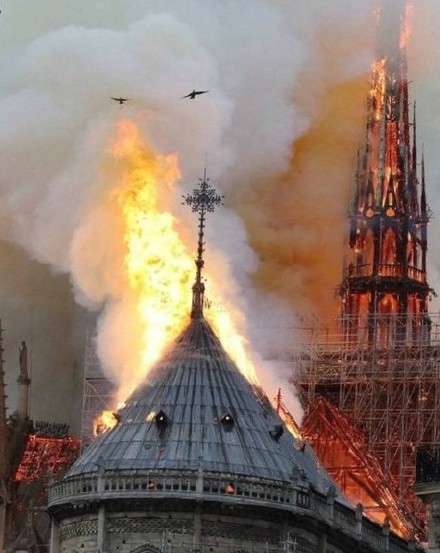 巴黎圣母院起火800年古迹遭厄运 马克龙表示将众筹重建