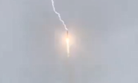 火箭中的战斗箭 俄罗斯火箭升空时被闪电击中仍发射成功
