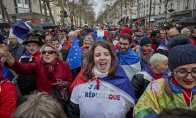 巴黎”红围巾““蓝背心”涌上街头 抗议”黄背心“运动